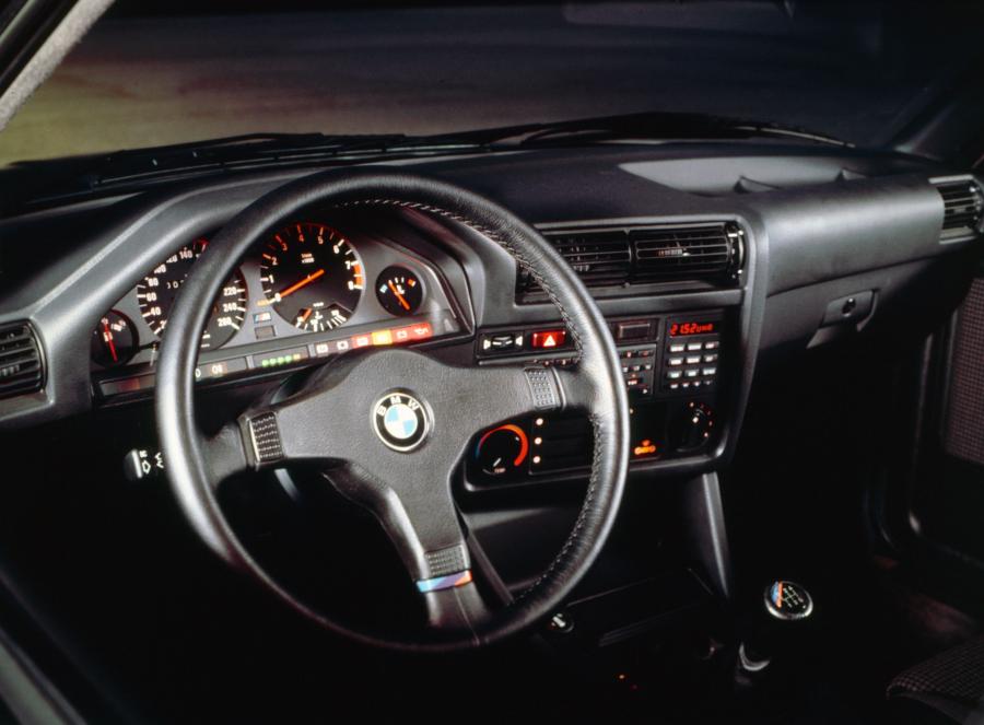 Торпедо BMW M3 Coupe (E30) 1986 года  (WW) (фото 23 из 48)